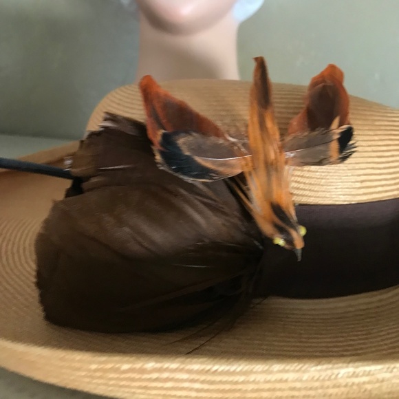 DELIGHTFUL 1940s\' NATURAL STRAW WIDE BRIM FEDORA WITH BROWN FEATHER & \